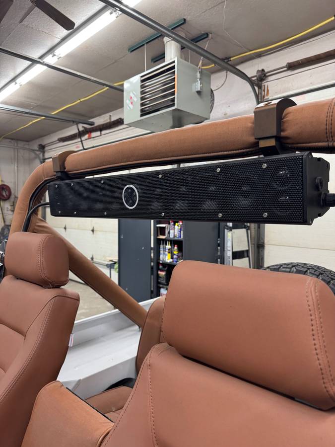 Jeep-cj-7-open-body-with-extra-duty-suspension-1982-white-4