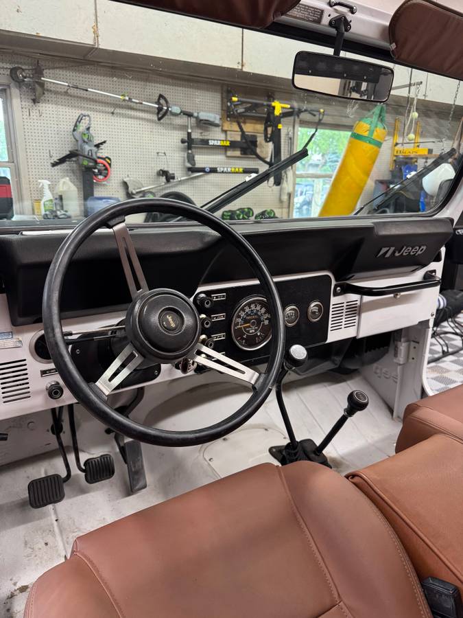 Jeep-cj-7-open-body-with-extra-duty-suspension-1982-white-6