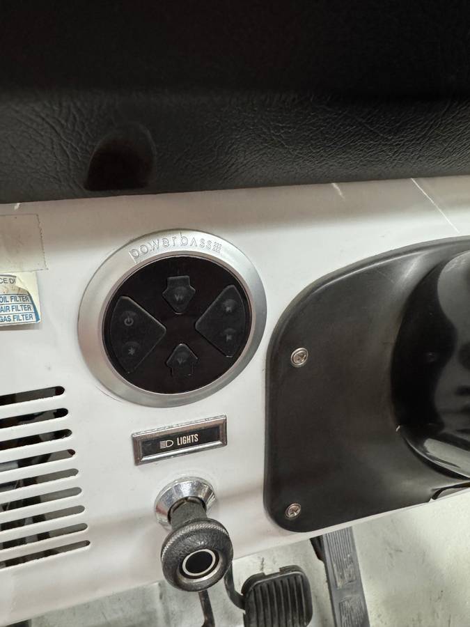 Jeep-cj-7-open-body-with-extra-duty-suspension-1982-white-7