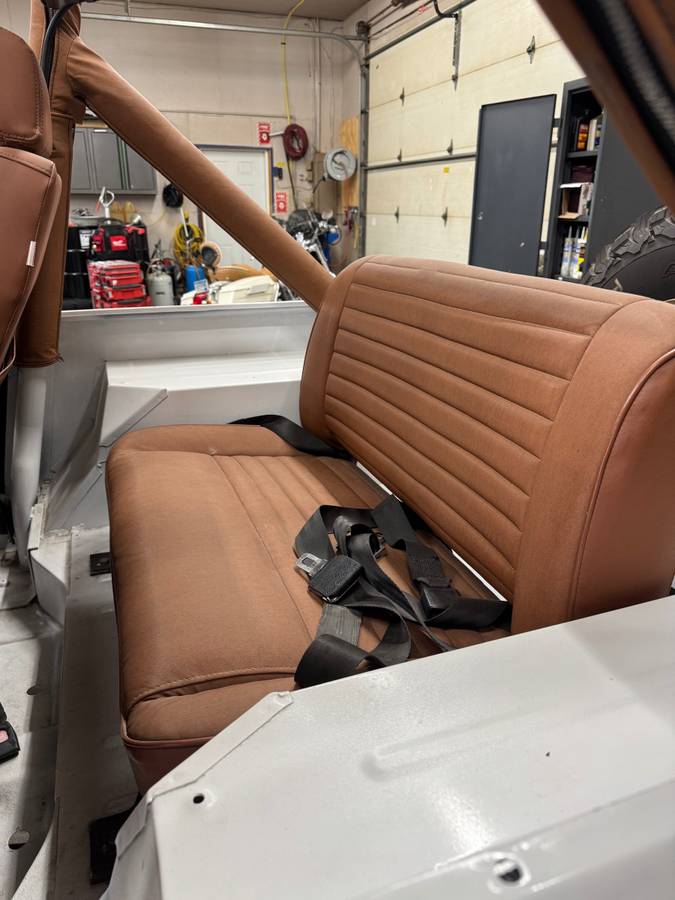 Jeep-cj-7-open-body-with-extra-duty-suspension-1982-white-8
