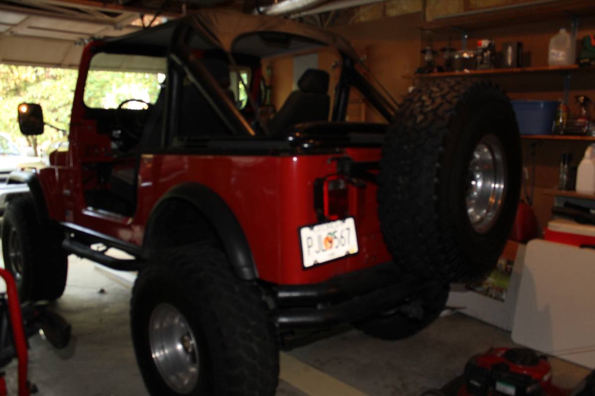 Jeep-cj-7-open-body-with-extra-duty-suspension-1983-red-1