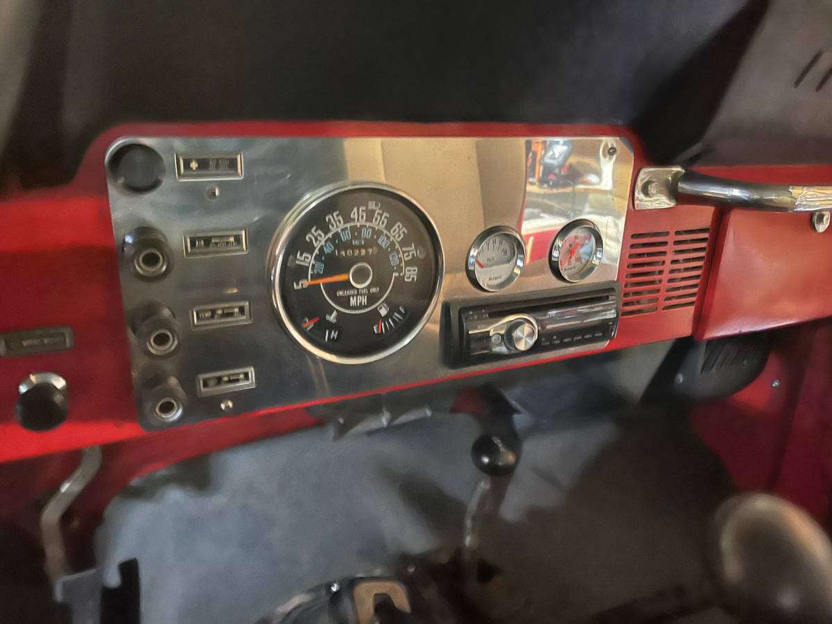 Jeep-cj-7-open-body-with-extra-duty-suspension-1983-red-10