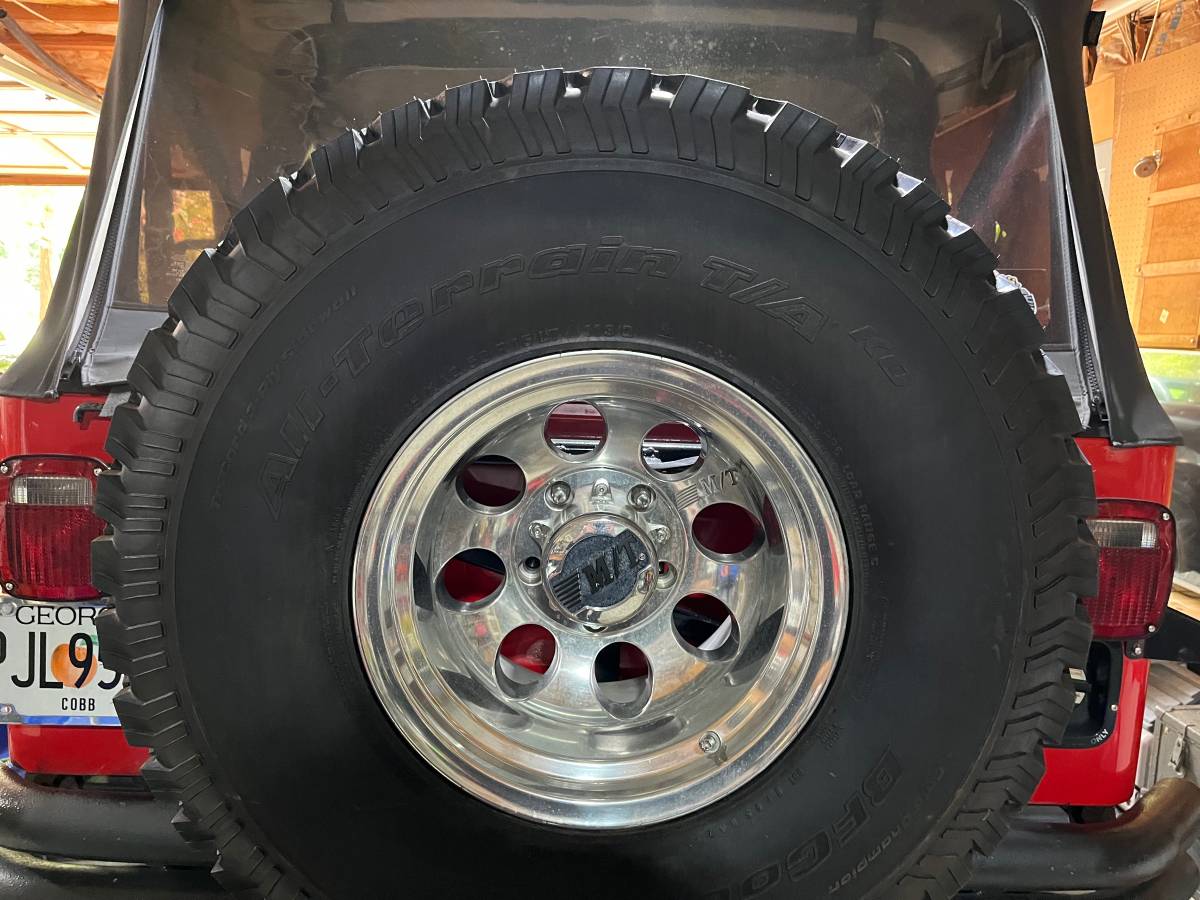 Jeep-cj-7-open-body-with-extra-duty-suspension-1983-red-14