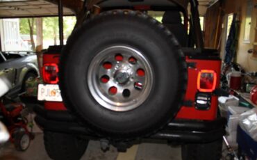 Jeep-cj-7-open-body-with-extra-duty-suspension-1983-red-16