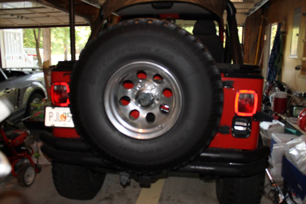 Jeep-cj-7-open-body-with-extra-duty-suspension-1983-red-16