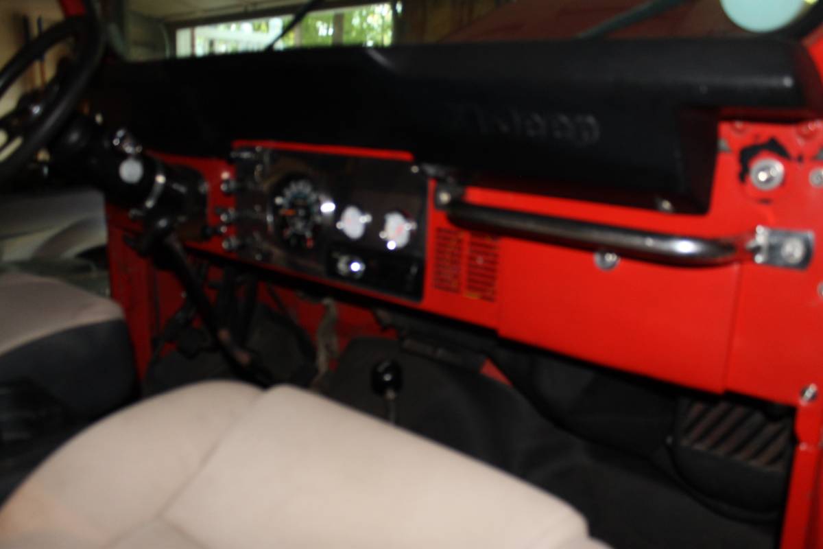 Jeep-cj-7-open-body-with-extra-duty-suspension-1983-red-19