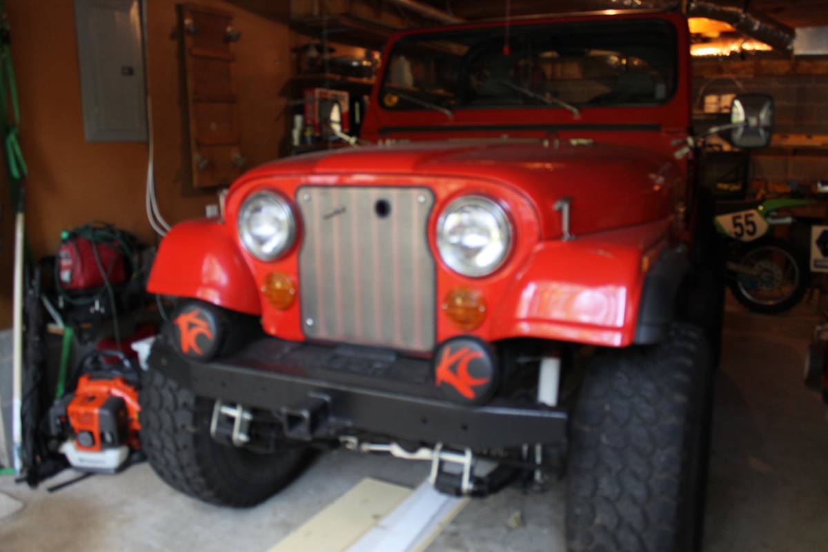 Jeep-cj-7-open-body-with-extra-duty-suspension-1983-red-3