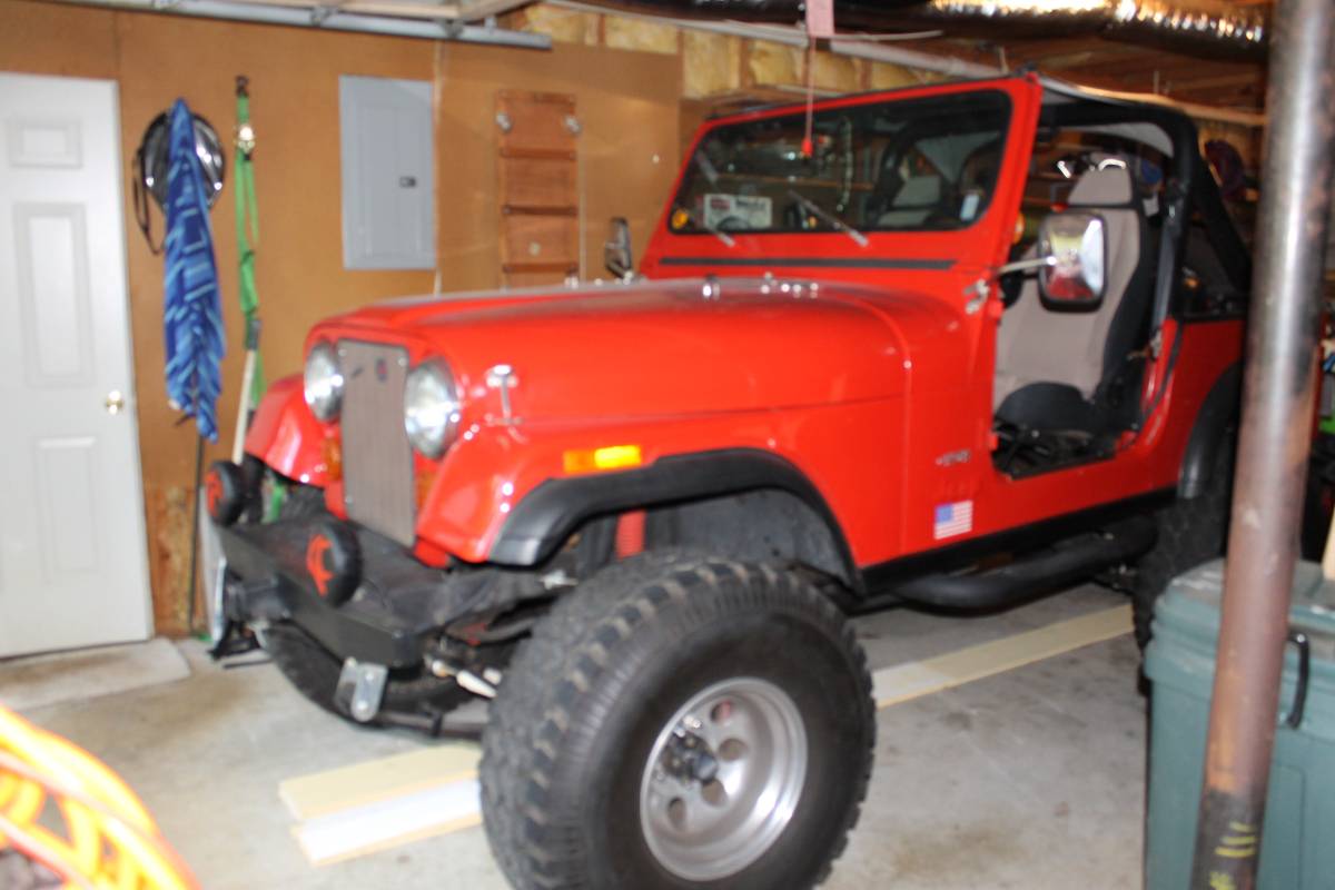 Jeep-cj-7-open-body-with-extra-duty-suspension-1983-red-4