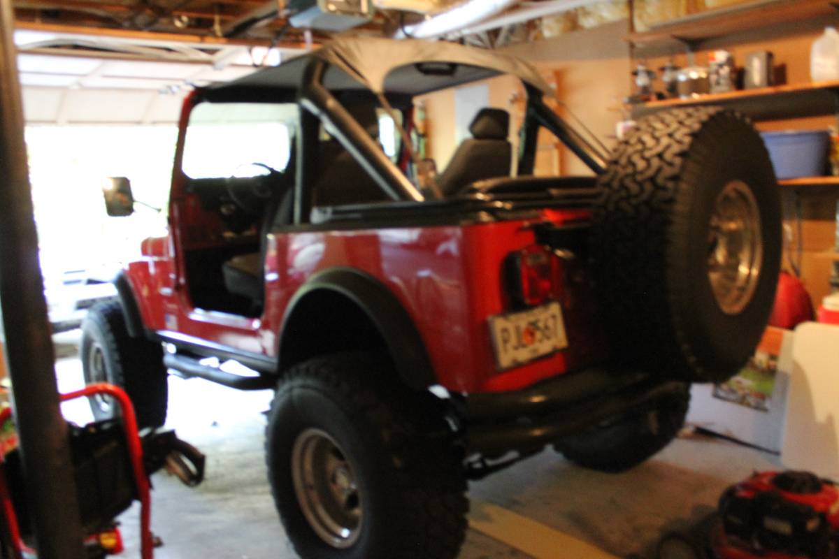 Jeep-cj-7-open-body-with-extra-duty-suspension-1983-red-5