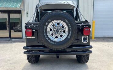 Jeep-cj-7-open-body-with-extra-duty-suspension-1986-black-10