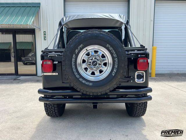 Jeep-cj-7-open-body-with-extra-duty-suspension-1986-black-10