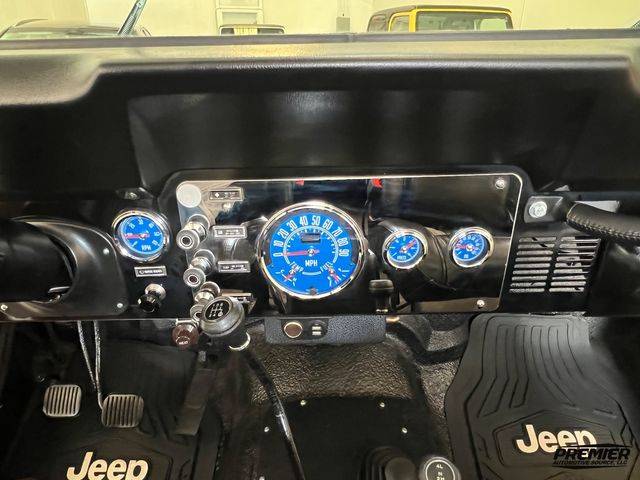 Jeep-cj-7-open-body-with-extra-duty-suspension-1986-black-20