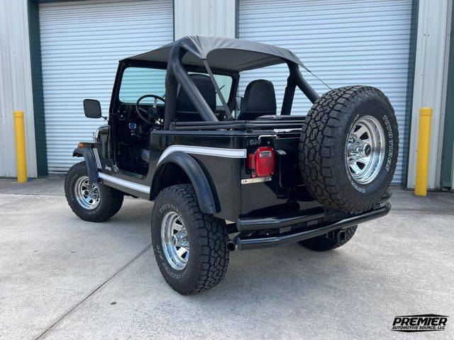 Jeep-cj-7-open-body-with-extra-duty-suspension-1986-black-3
