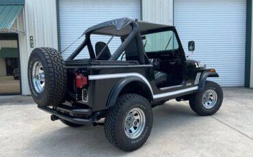 Jeep-cj-7-open-body-with-extra-duty-suspension-1986-black-4