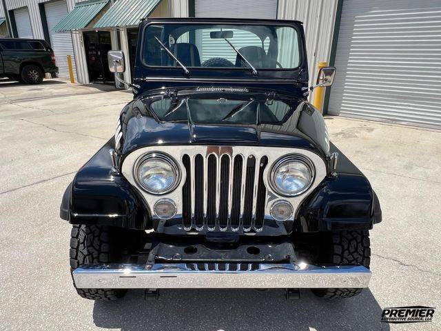 Jeep-cj-7-open-body-with-extra-duty-suspension-1986-black-8