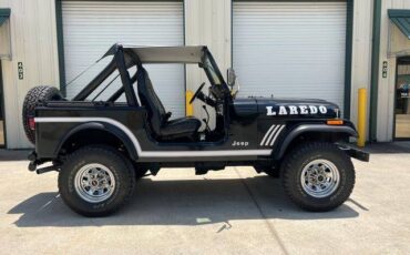 Jeep-cj-7-open-body-with-extra-duty-suspension-1986-black-9