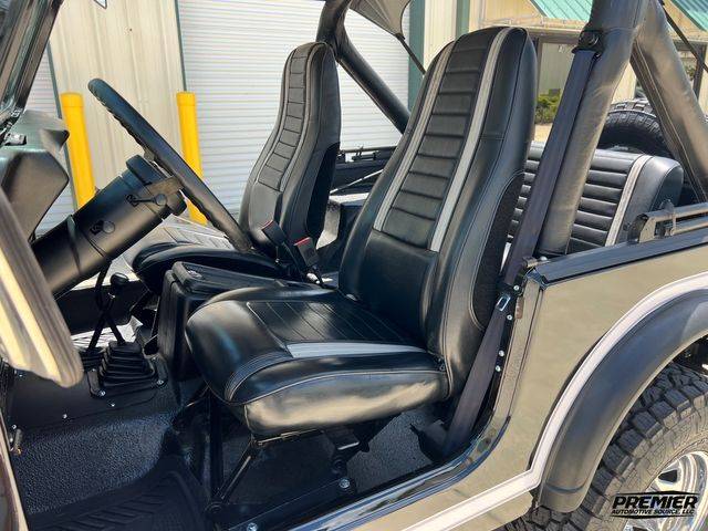Jeep-cj-7-open-body-with-extra-duty-suspension-1986-black