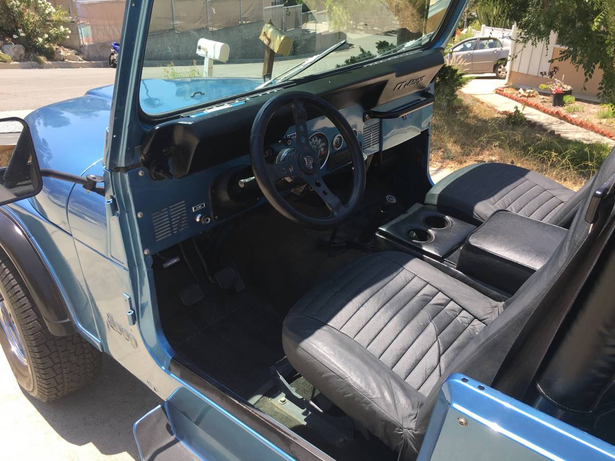 Jeep-cj-7-open-body-with-extra-duty-suspension-1986-blue-4