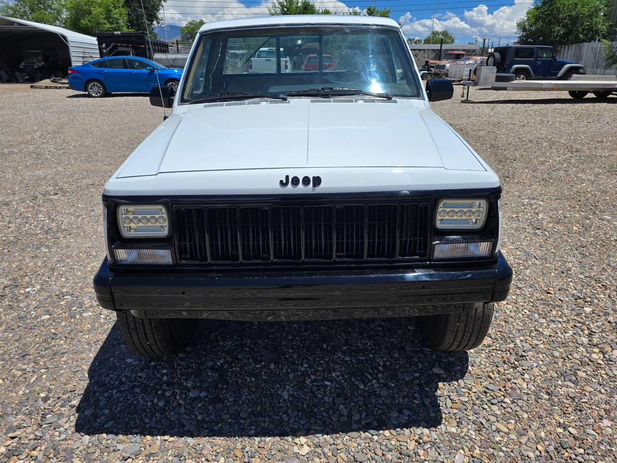 Jeep-comanche-1988-white-2