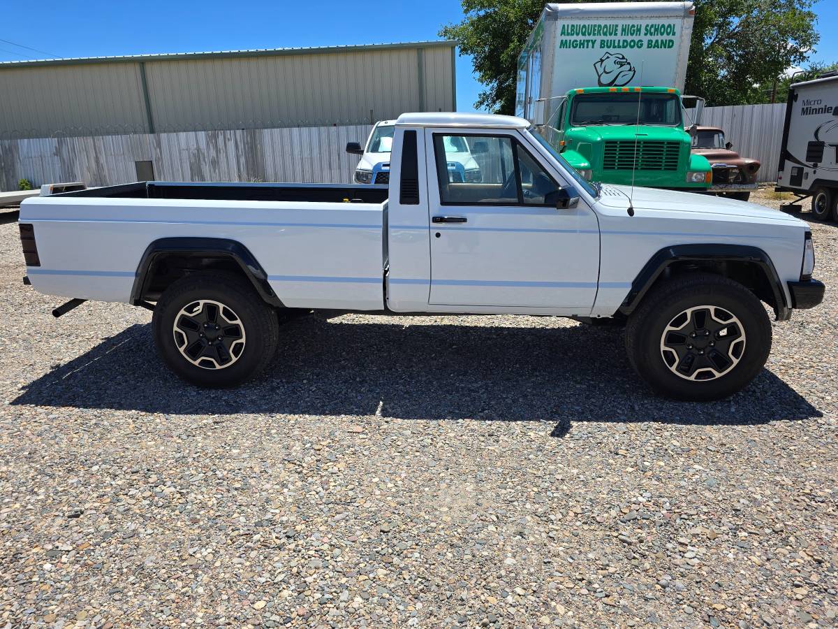 Jeep-comanche-1988-white-4