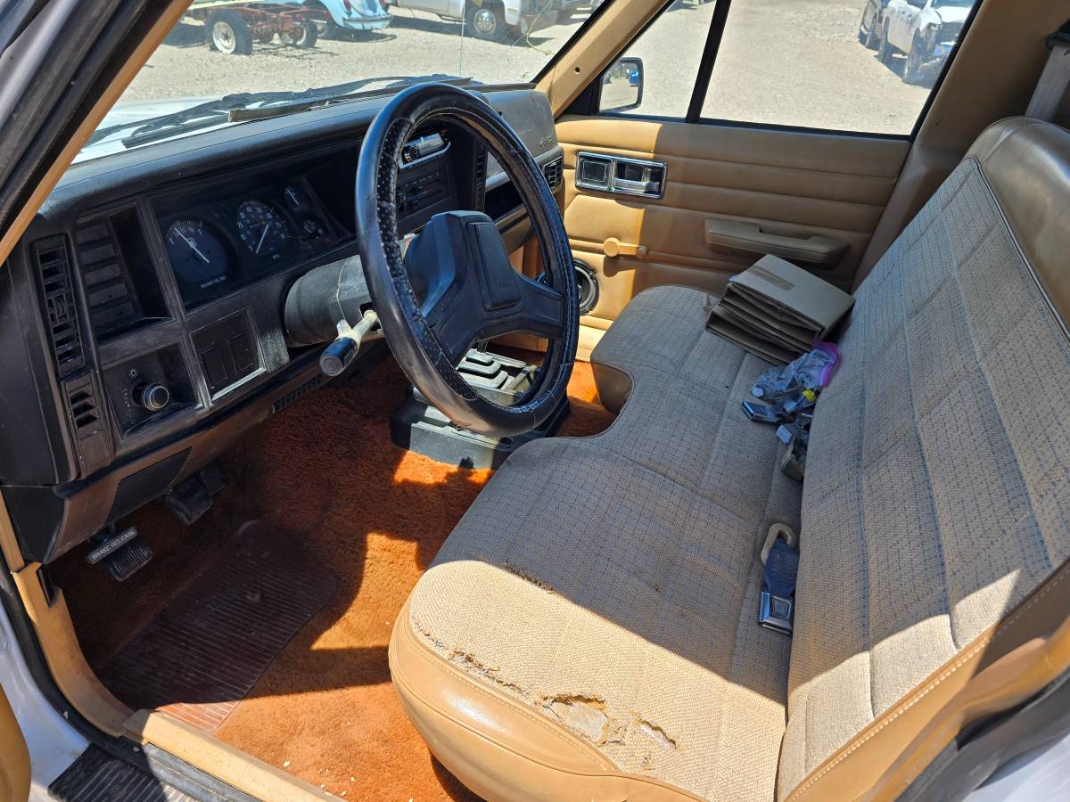 Jeep-comanche-1988-white-9