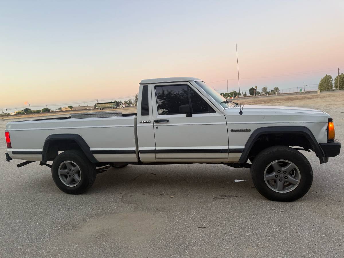 Jeep-comanche-4x4-1988-white-3