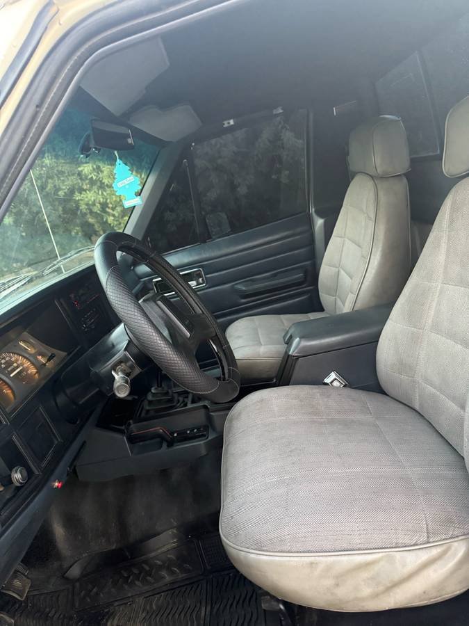 Jeep-comanche-4x4-1988-white-5