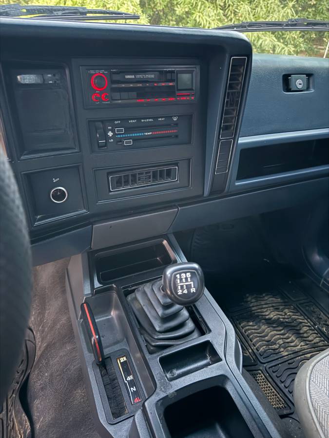 Jeep-comanche-4x4-1988-white-6