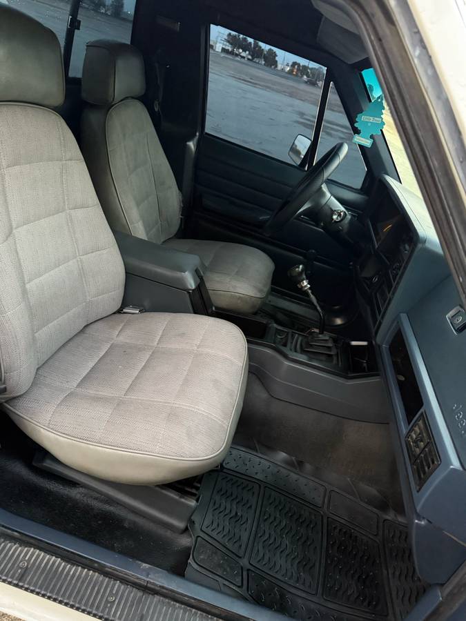 Jeep-comanche-4x4-1988-white-7