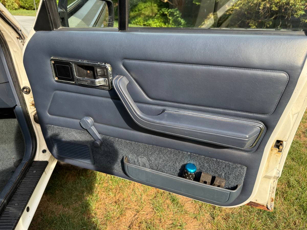 Jeep-comanche-7quot-pickup-pioneer-1988-white-14