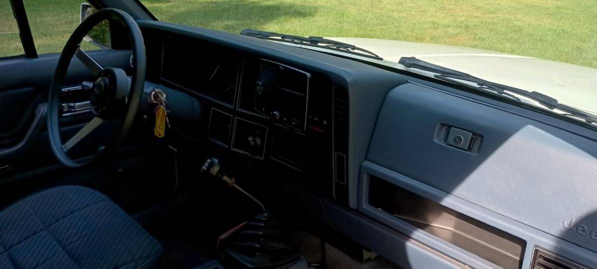 Jeep-comanche-7quot-pickup-pioneer-1988-white-4