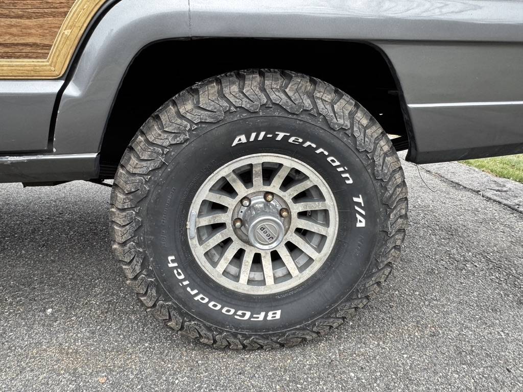 Jeep-grand-wagoneer-1988-3
