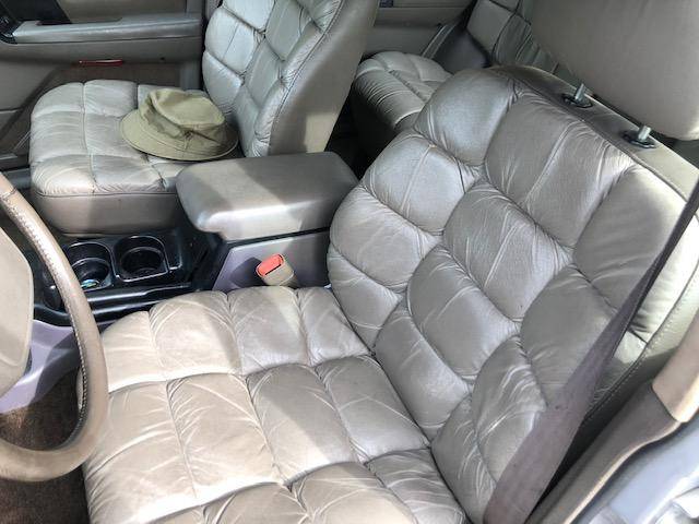 Jeep-grand-wagoneer-1993-silver-4