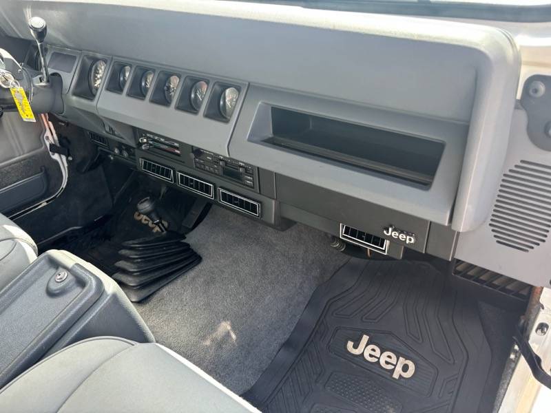 Jeep-wrangler-1988-white-2