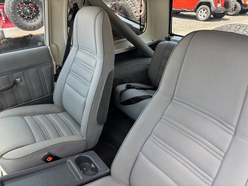 Jeep-wrangler-1988-white-4