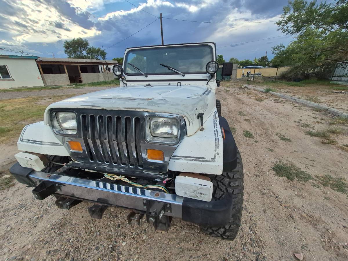 Jeep-wrangler-laredo-1988-white-1