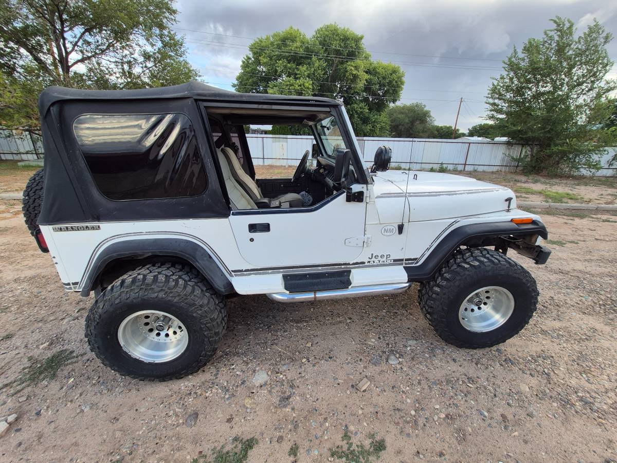 Jeep-wrangler-laredo-1988-white-3