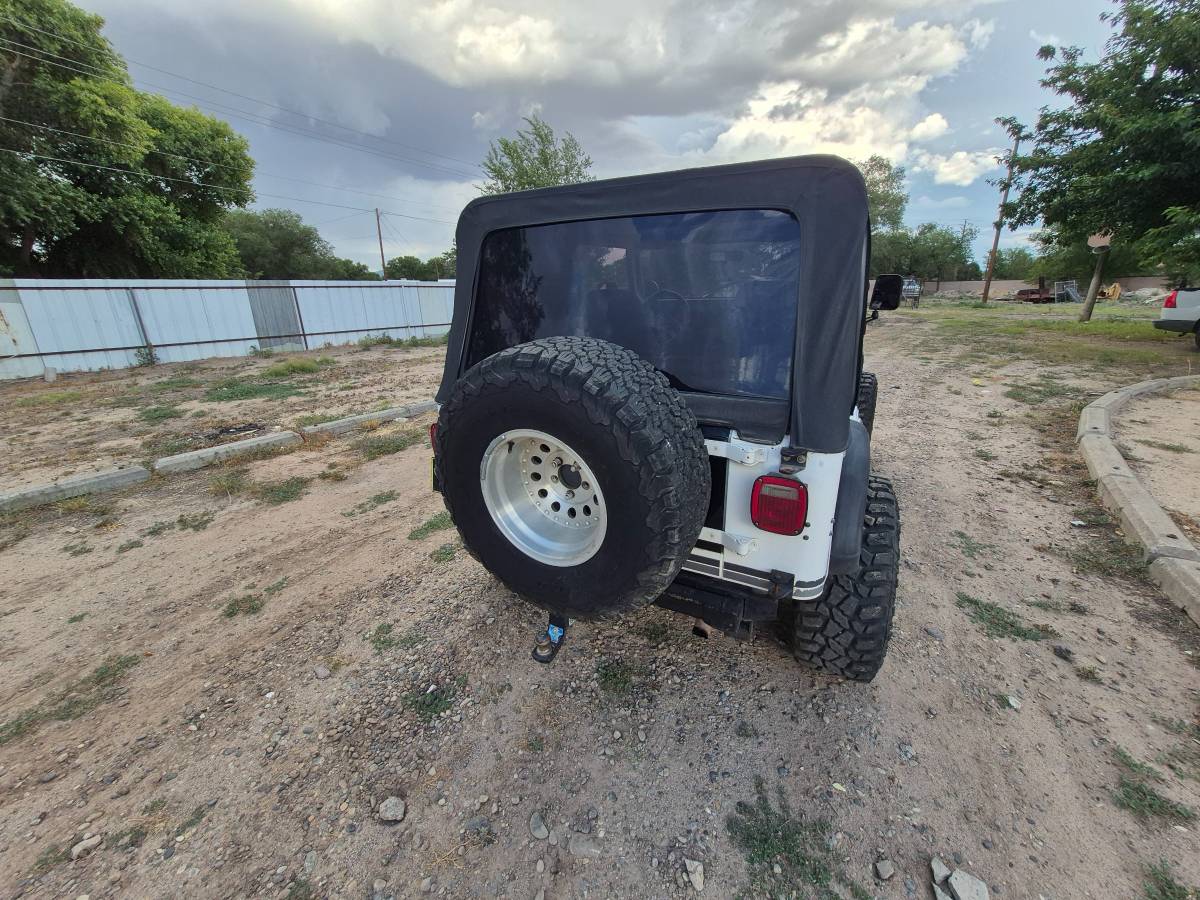 Jeep-wrangler-laredo-1988-white-4