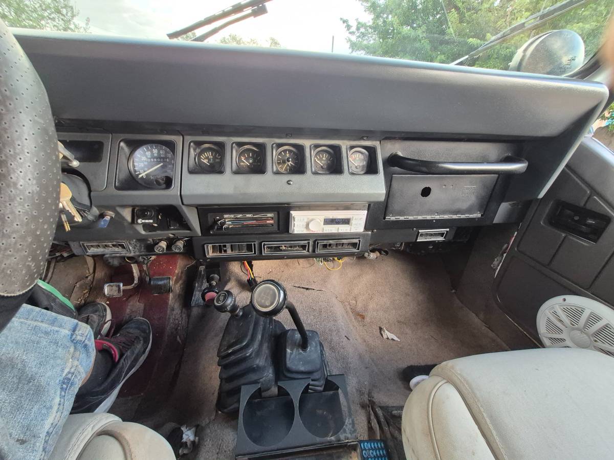 Jeep-wrangler-laredo-1988-white-5
