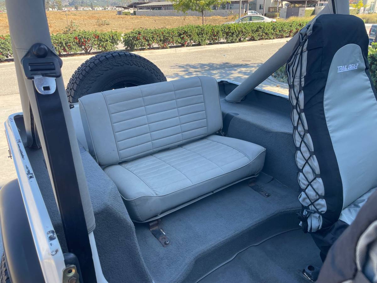 Jeep-wrangler-s-1989-white-11
