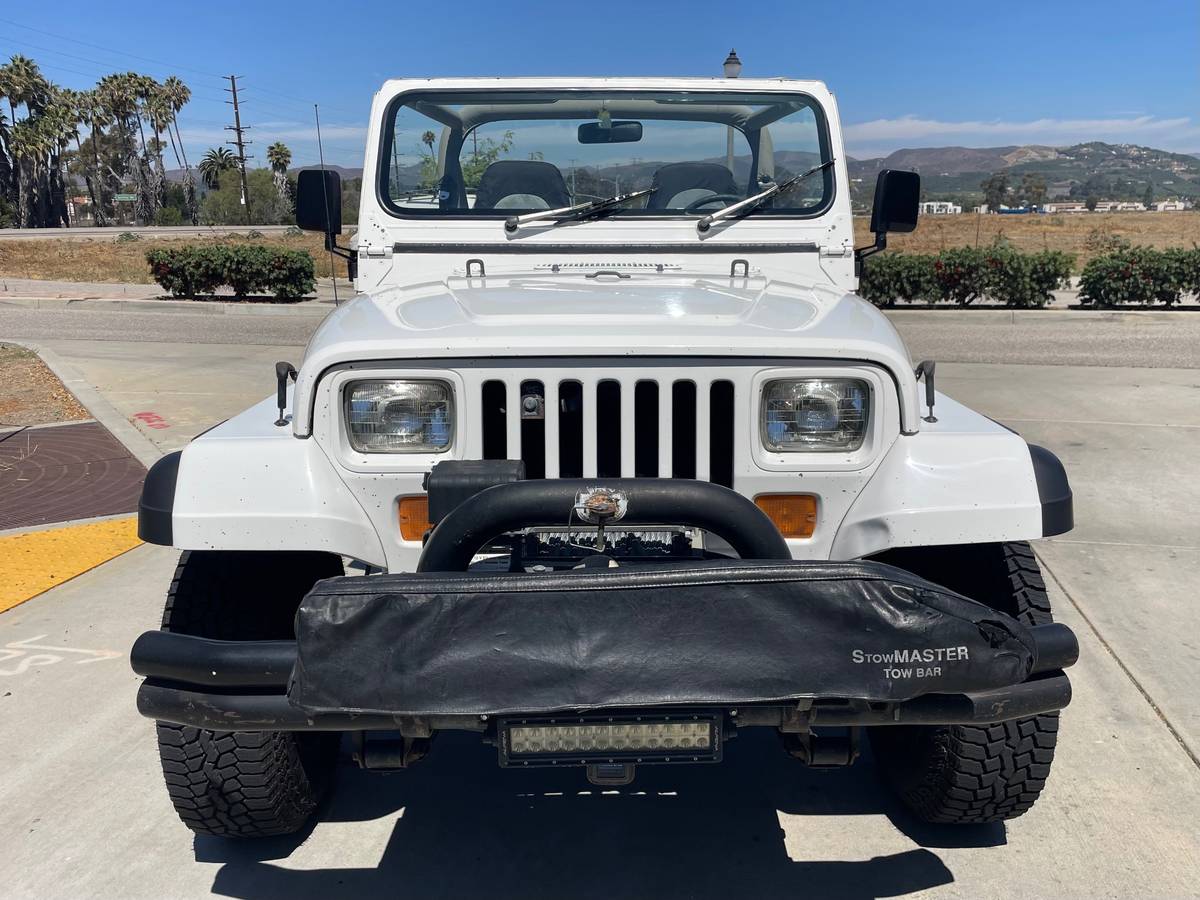 Jeep-wrangler-s-1989-white-4