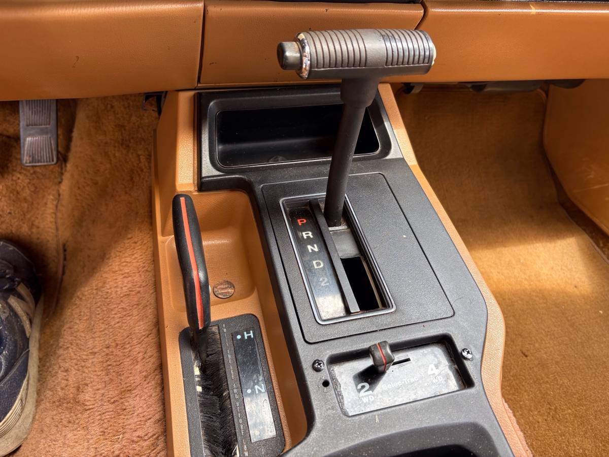 Jeep-xj-1985-brown-3
