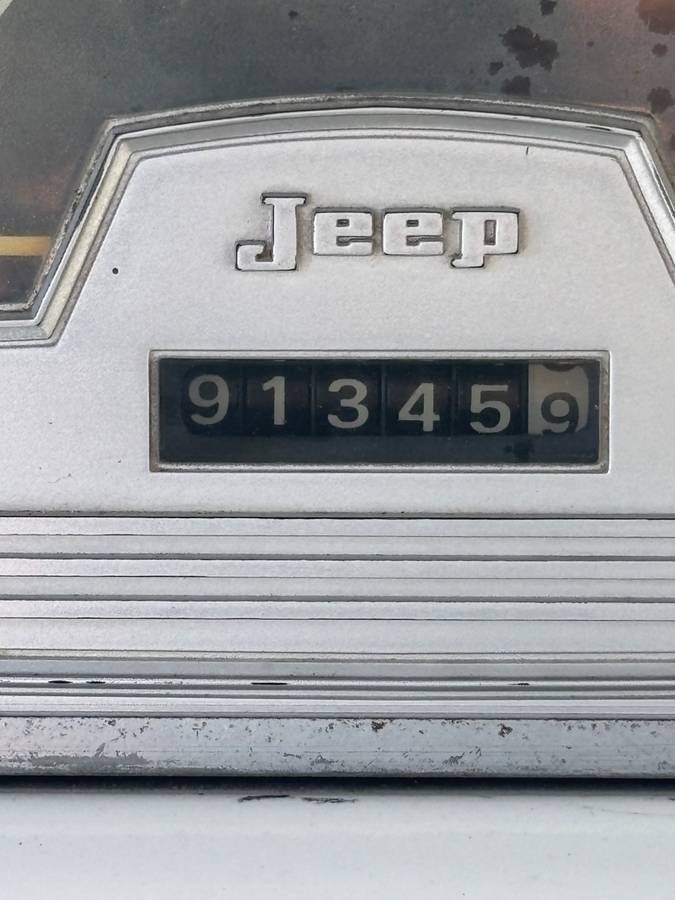 Jeepster-commando-4wd-1970-white-4