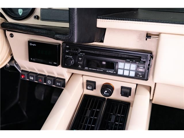 Lamborghini-Countach-1989-Coupe-21