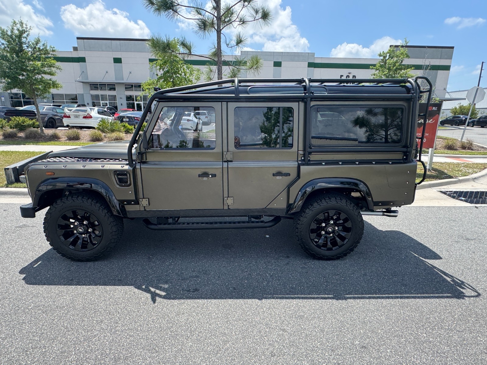 Land-Rover-Defender-1980-SUV-2