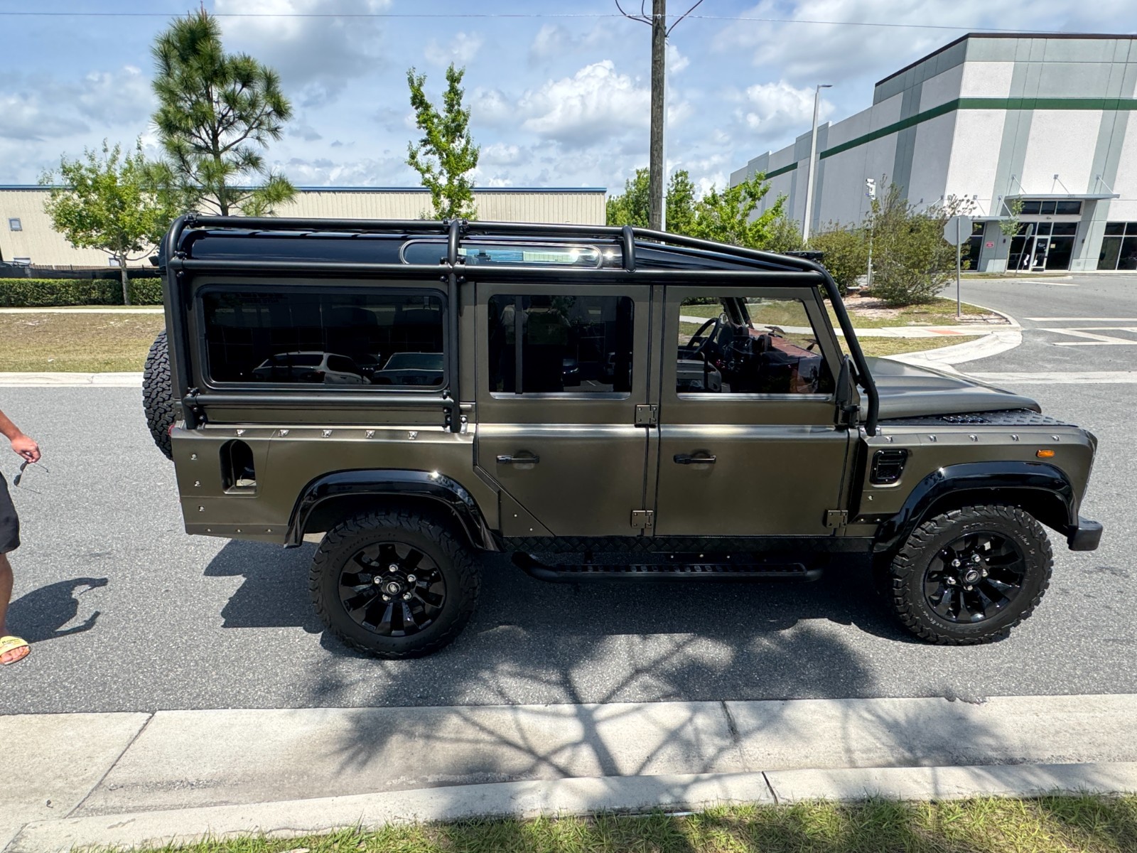 Land-Rover-Defender-1980-SUV-3