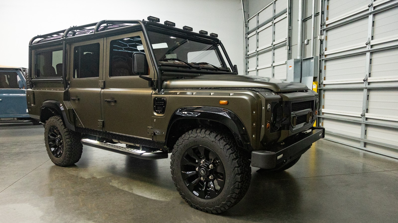 Land-Rover-Defender-1980-SUV-4