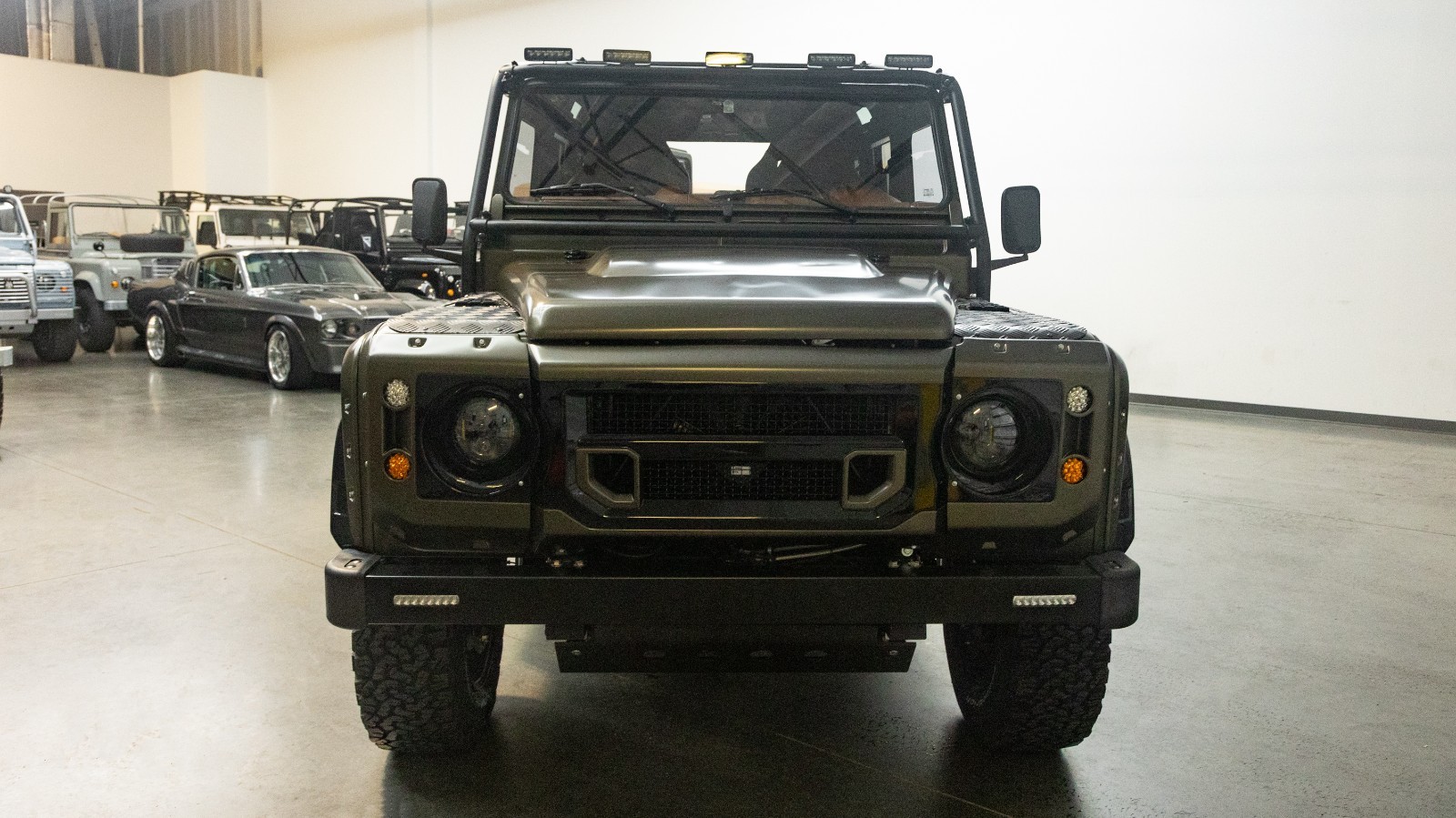 Land-Rover-Defender-1980-SUV-5