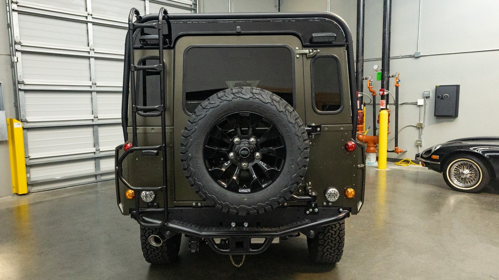 Land-Rover-Defender-1980-SUV-6