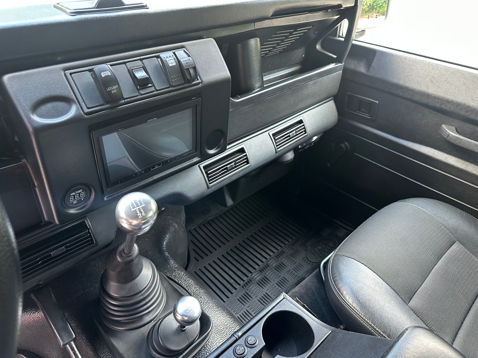 Land-Rover-Defender-1992-SUV-11